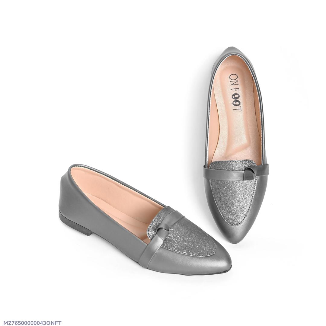 Women's Rexine fancy pumps.
